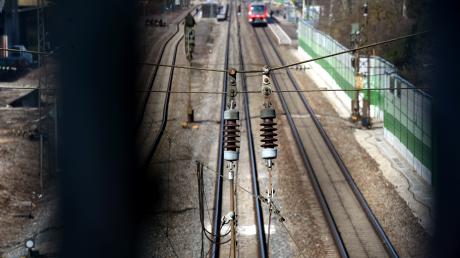 Aufmerksame Arbeiter verhinderten an den Gleisen in der Nähe des Bahnhofes Meitingen eine Tragödie