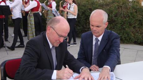 Die Bürgermeister Peter Högg (links) und Gwénaël Poisson bei der erneuten Unterzeichnung des Partnerschaftsvertrages.