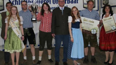Lauterbrunn gewann in der Kategorie über 400 Einwohner. Die Mitglieder der freiwilligen Feuerwehr holten sich den Pokal ab.  	