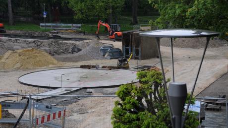 Der neue Bereich des Meitinger Schlossparks nimmt bereits Formen an, das Fundament für den Brunnen ist schon gegossen.