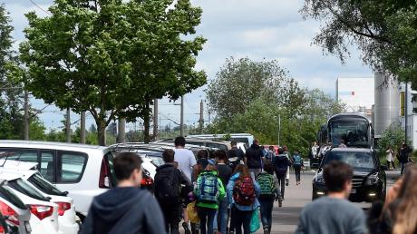 Am Schmuttertalgymnasium in Diedorf kommt es immer wieder zu chaotischen Situationen, wenn Schüler auf dem Weg zum Bahnhof nebeneinander auf der Straße laufen und vom Verkehr nichts mitbekommen, weil sie aufs Smartphone blicken. 