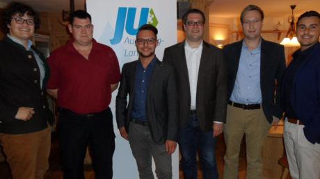 Die Kreisvorsitzenden Ludwig Lenzgeiger (links) und Patrick Haas (rechts) mit den Vorstandsmitgliedern der Jungen Union Zusmarshausen (von links) Jürgen Käsmair, Mario Aumann, Steffen Kraus und Jochen Kraus. 	