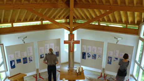 Claire Rajkay zeigt in der evangelischen Kirche in Adelsried derzeit ihre Grafiken. 	