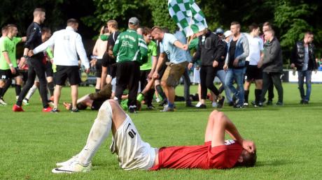 Der FC Stätzling feiert den Aufstieg in die Landesliga. Fabian Wolf (vorne) ist am Boden zerstört. Nach nur einem Jahr muss der TSV Meitingen wieder in die Bezirksliga zurück. 
