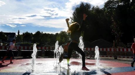 Laufen, springen und sich die Füße nass machen. Kinder testen am Wochenende den neuen begehbaren Brunnen mit den sechs Fontänen im Meitinger Schlosspark. 