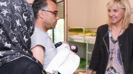 Die bayerische Europaministerin Beate Merk besuchte die Flüchtlingsunterkunft in Stadtbergen. In einem der Zimmer wohnen Mountasser Jammal, seine Frau Lyana und ihr ein Monat alter Sohn, der in Augsburg geborene Adam.