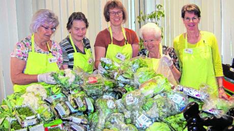 Marianne Zott, Margritta Hülsenbeck, Maria Engel und Silvia Abbt geben bei der Diedorfer Tafel regelmäßig Lebensmittel an Bedürftige aus. Die Organisation besteht in Diedorf seit zehn Jahren. 