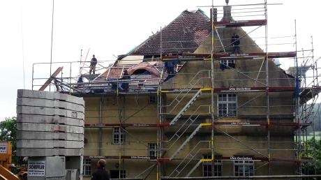Die alte Schule in Anried ist eingerüstet. Sie soll renoviert werden. Dabei kamen bei den Dachbauarbeiten auch schon Überraschungen zum Vorschein. 	