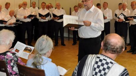 Vorsitzender Peter Scherer führte das Publikum mit launigen Worten durch das Programm des Stadtberger Männerchors. 	