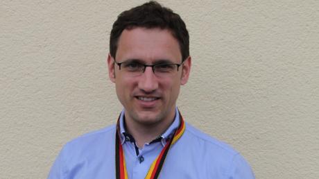 Thomas Wippel, der Vorsitzende des Meitinger Stenoclubs, ist der amtierende deutsche Meister in der Disziplin Zehn-Minuten-Perfektionsschreiben.  	 	