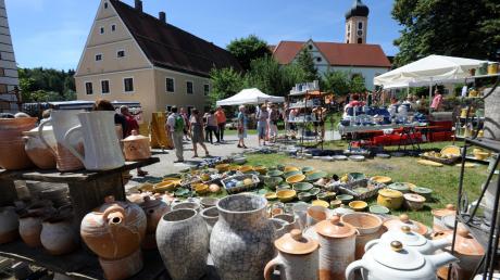 Nach einem Jahr Zwangspause wird es am kommenden Wochenende, 2. und 3. Juli, wieder einen Töpfermarkt im Wirtschaftshof des Zisterzienserinnenklosters Oberschönenfeld geben.