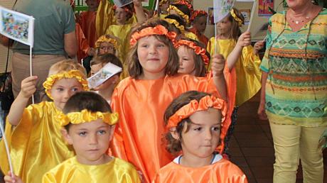 Mit Tanz, Gesang und Gedichten eröffneten die Herbertshofer Kindergartenkinder mit ihren Erzieherinnen die neue Ausstellung im Meitinger Rathausfoyer. 	