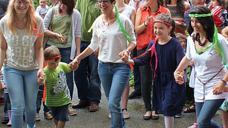 Mit Spiel, Tanz und Gesang feierten die Kinder des Meitinger Montessori-Kinderhauses mit ihren Erzieherinnen, Eltern und Gästen.  	