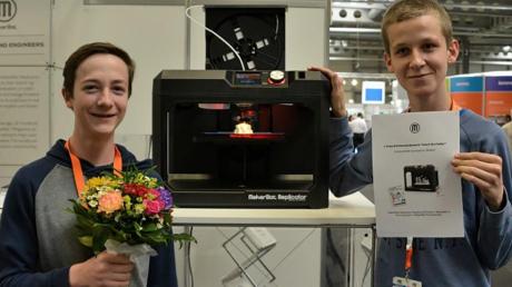 Sie haben mit ihrem Wahlkurs einen 3-D-Drucker fürs Schmuttertal-Gymnasium gewonnen: Ben Goff und Alexander Mandera holten ihn in Erfurt ab. Foto: Thomas Hafner