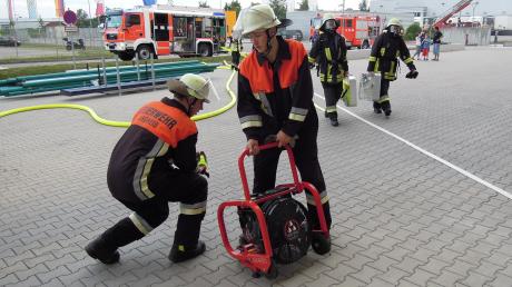 Mit großem Aufgebot war die Freiwillige Feuerwehr Langweid bei einer gemeinsamen Einsatzübung mit der Werksfeuerwehr Huntsman und den Freiwilligen Feuerwehren Rehling und Meitingen vertreten. 
