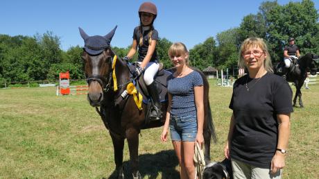 Bei „Jump and Dog“ gingen Menschen, Pferde und Hunde gemeinsam an den Start. Die Vorsitzende des Reit- und Fahrvereins Altenmünster, Martina Drochner (rechts) gratulierte dem Team „Flowerpower“ zum Sieg. 