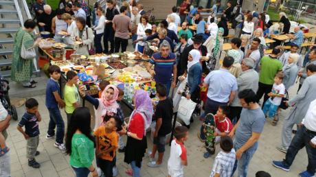 Das Ende des Ramadans feierten die Flüchtlinge und ehrenamtliche Helfer mit einem großen Fest in der Unterkunft in der Bismarckstraße. 