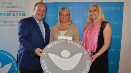 Auszeichnung für eine engagierte Frau: Monika Möckl aus Stadtbergen (Mitte) bekam den „Weißen Engel“. Es gratulieren Bürgermeister Paul Metz und Gesundheitsministerin Melanie Huml. 