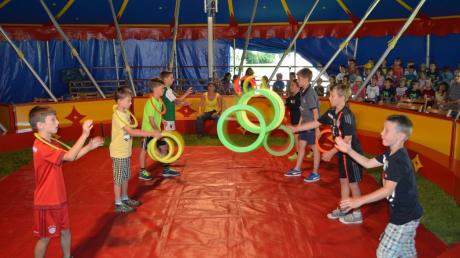 Beim Zirkus der Grundschule Herbertshofen haben die Schüler unter anderem jongliert und getanzt.  	