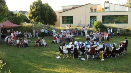 Bei bestem Wetter konnten die Besucher ganz unterschiedliche Musik erleben, hier Blasmusik vom Musikverein Gessertshausen. 	