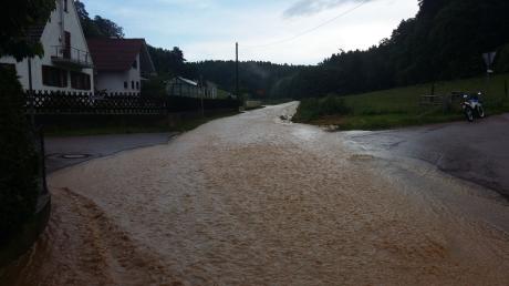 Eine Straße wie ein Fluss: So sah es im Juni in Hegnenbach aus.