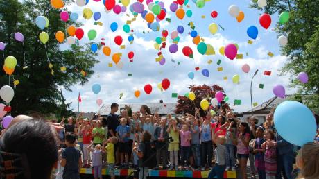 Die Diedorfer Schulgemeinschaft wurde für ihren Einsatz gegen Fremdenfeindlichkeit ausgezeichnet. Zur Freude darüber und weil der Förderverein zehn Jahre alt wurde, ließen die Schüler bunte Luftballons in die Luft steigen.  	