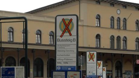 Omnibusse werden auf den künftigen Bahnhofsvorplatz nicht mehr anhalten. Die SPD-Kreistagsfraktion macht sich nun Sorgen, dass die Fahrgäste nicht trockenen Fußes ein- und aussteigen können. 	