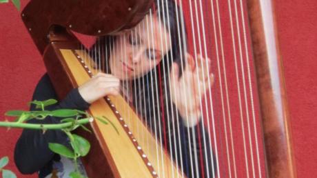 Die Harfenistin Melinda Rohrmoser war zu Gast in Diedorf. 	