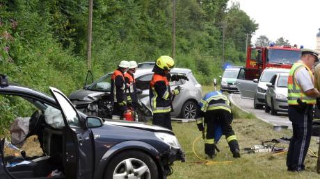 Bei einem Unfall zwischen Vogelsang und Biburg sind zwei Autos frontal zusammengestoßen, zwei Männer wurden schwer verletzt. 	