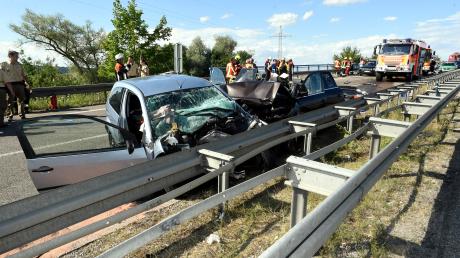 Schrecklicher Unfall auf der B2 bei Meitingen: Dort prallte am Freitagnachmittag eine Geisterfahrerin mit einem entgegen kommenden Auto zusammen. Sie starb noch an der Unfallstelle.
