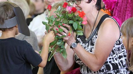Zum Abschied gab es natürlich auch Blumen für Monika Rieger. 	
