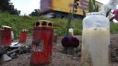 Kurz nach dem Ortsende Thierhaupten in Richtung Sand starb vor eineinhalb Wochen ein 32-Jähriger aus dem Kreis Aichach-Friedberg. An die Unfallstelle erinnern Blumen und Kerzen.