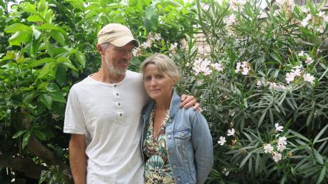 Joachim Pangratz und Christine Roggors in ihrem mediterranen Garten. Fotos: Frederik Haug