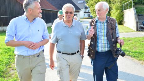Bundestagsabgeordneter Hansjörg Durz (links) unterhält sich beim wandern mit Johann Haisch (Mitte) und Heinrich Mannsberger. 