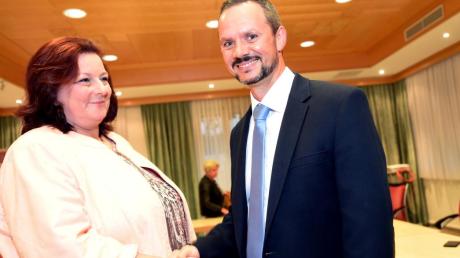 Mit gefasster Miene gratulierte Claudia Schuster am Wahlabend Jürgen Mögele zur Wahl zum Bürgermeister von Gessertshausen. 