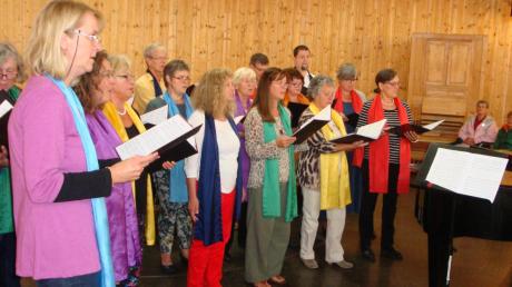 Der Gospelchor der evangelischen Gemeinde setzte nicht nur musikalisch, sondern auch farblich schöne Akzente. 	