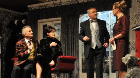 Die Theatergruppe „Hebebühne“ präsentierte „Jetzt nicht, Liebling!“ mit (von links) Werner Bergmeir (als Arnold Crouch), Tina Wendel (als Janie McMichael), Wolfgang Weiß (als Gilbert Bodley) und Tina Zeller (als Miss Tipdale). 