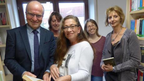 Gern ließ sich Bürgermeister Peter Högg (links) von Claudia Kargl (Mitte) über guten Lesestoff beraten. Elisabeth Seitz, Andrea Mayer und Susi Göbel freuten sich mit ihnen über die neuen Räume der Bücherei Biburg. 	