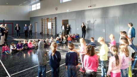 Nach dem Umbau, der drei Monate gedauert hat, können die Kinder in der Turnhalle der Grundschule Aystetten jetzt wieder Sport treiben. 	