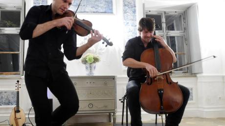 Cellist Matthias Bartolomey und Violonist Klemens Bittmann boten ein großartiges Klangerlebnis in Aystetten. 	