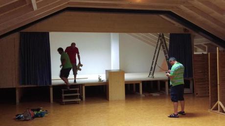 Nachdem die Dorfgaststätte in diesem Jahr ihren Betrieb eingestellt hat, müssen die Laienspieler umziehen. Im Sportheim des TSV Zusamzell wurde in den vergangenen Wochen eine neue Bühne gebaut. 