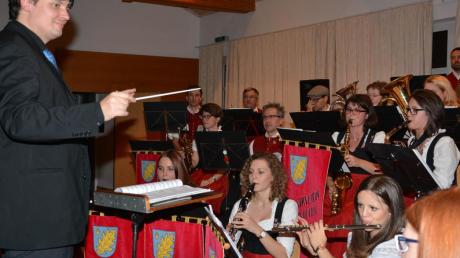 Unter der Leitung von Markus Walter präsentierte das Blasorchester des Musikvereins Aystetten ein abwechslungsreiches Programm. 	