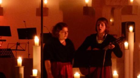 Das Duo Bernadette Salanga und Ina Tiedtke beim Adventssingen in Diedorf im Kerzenschein. 	
