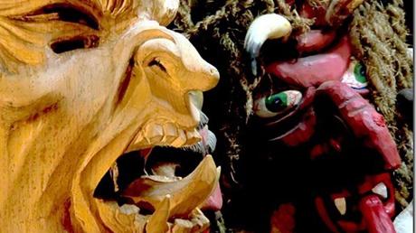 Beim Perchtenlauf in Diedorf sind schreckenerregende Masken zu sehen. Das Spektakel findet am Freitag um 17 Uhr statt. 	