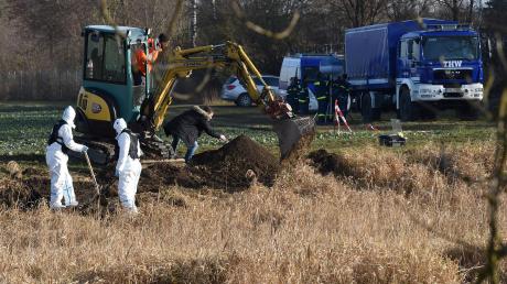 In einem Feld nordwestlich von Hirblingen fand die Polizei die Leichen der Frauen. Sie waren in etwa einem Meter Tiefe vergraben.