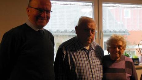 Johann Kempter hat seinen 90. Geburtstag gefeiert. Es gratulieren ihm Bürgermeister Peter Högg und seine Ehefrau Maria. 	