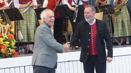 Georg Miller, Dirigent der Musikkapelle, bedankt sich beim Komponisten Peter Heubeck für den Marsch „Unser Diedorf“.