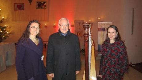 Freuten sich über das gelungene Harfenkonzert: (von links) Gabriela Hofweber, Raphael G. Jacob und Melinda Rohrmoser. 	