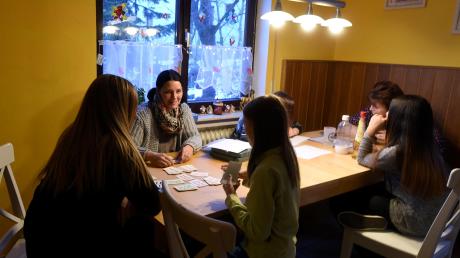 Karten spielen, Hausaufgaben machen: Am Küchentisch der „Hütte“ geht es zu wie in einer ganz normalen Familie. Die Kinder und Jugendlichen bekommen hier ein Zuhause auf Zeit und werden unter anderem von Ulrike Bartsch (am Fenster) betreut. 