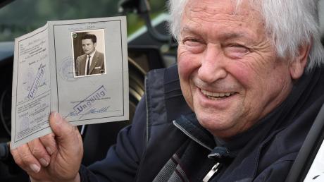 Fahrlehrer Karl Mandlik, 77 Jahre alt, ist seit 1960 im Besitz seines Führerscheins, zeigt uns das alte, mittlerweile entwertete Exemplar. 